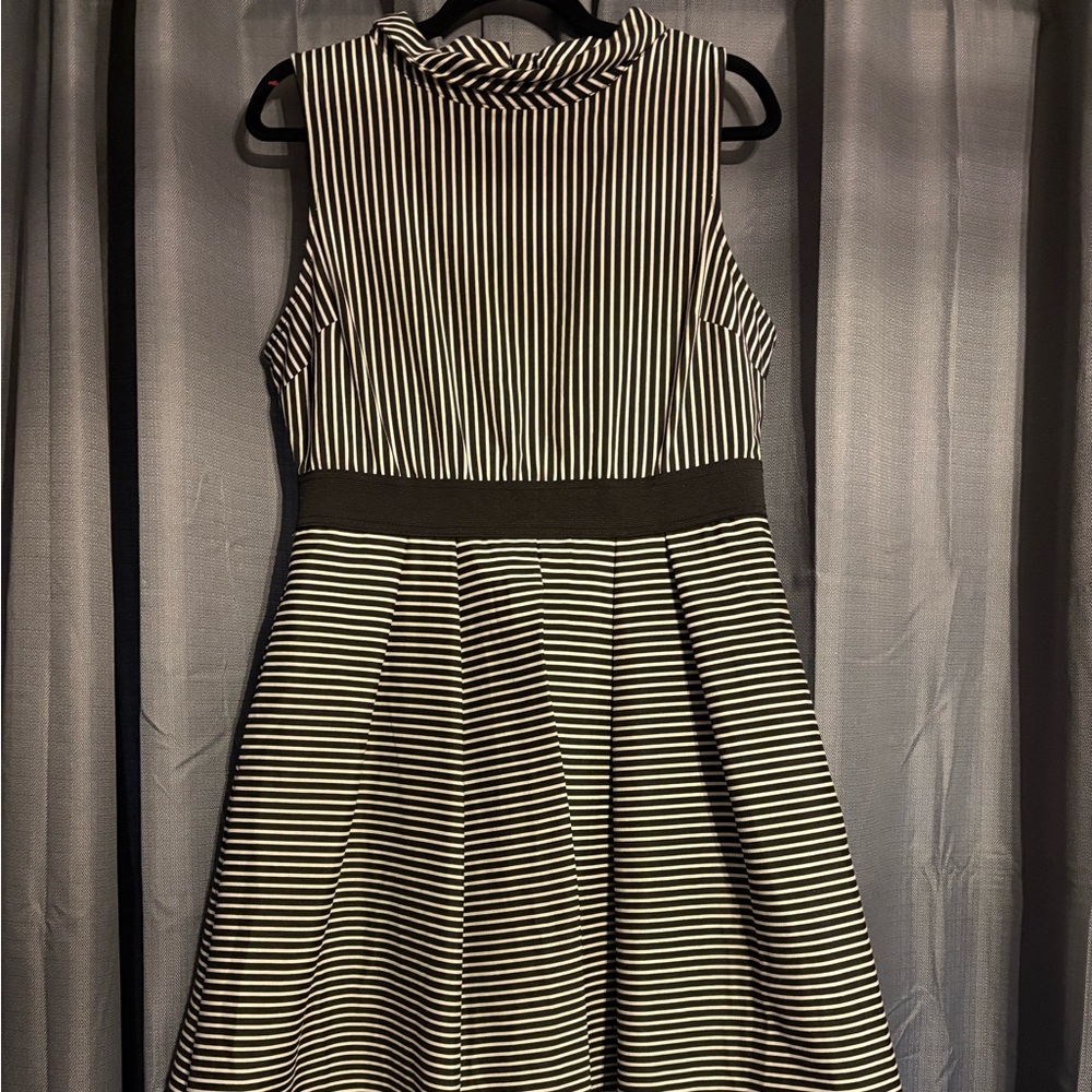Cute Eva Mendez dress, flattering fit with pockets!